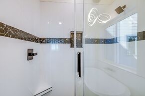 Hot Tub & Panoramic Mtn Views: Pine Retreat!