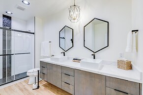 Hot Tub & Panoramic Mtn Views: Pine Retreat!