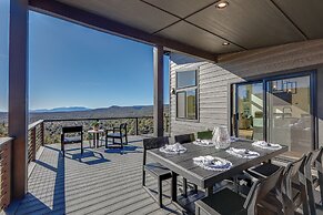 Hot Tub & Panoramic Mtn Views: Pine Retreat!