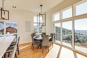 Hot Tub & Panoramic Mtn Views: Pine Retreat!