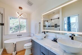 Hot Tub & Panoramic Mtn Views: Pine Retreat!