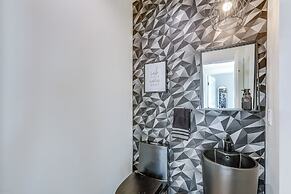 Hot Tub & Panoramic Mtn Views: Pine Retreat!