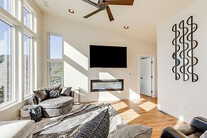 Hot Tub & Panoramic Mtn Views: Pine Retreat!