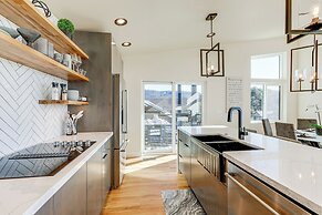 Hot Tub & Panoramic Mtn Views: Pine Retreat!