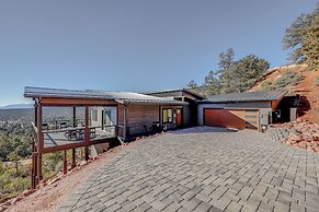 Hot Tub & Panoramic Mtn Views: Pine Retreat!