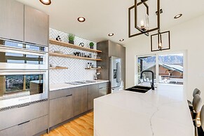 Hot Tub & Panoramic Mtn Views: Pine Retreat!