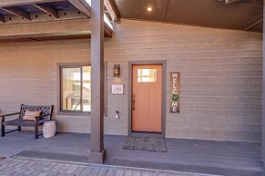 Hot Tub & Panoramic Mtn Views: Pine Retreat!