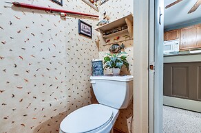 Clear Lake Vacation Rental: Walk to City Beach!