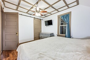 Clear Lake Vacation Rental: Walk to City Beach!
