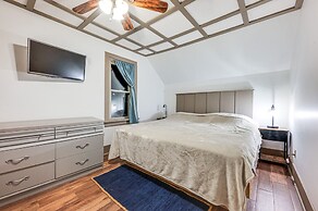Clear Lake Vacation Rental: Walk to City Beach!