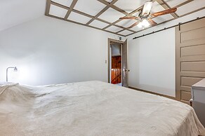 Clear Lake Vacation Rental: Walk to City Beach!