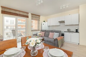 Spacious Apartment Poznań by Renters
