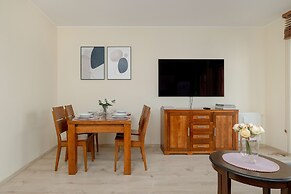 Spacious Apartment Poznań by Renters