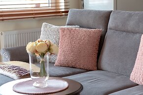 Spacious Apartment Poznań by Renters