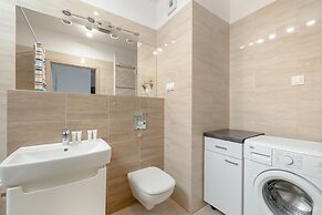 Spacious Apartment Poznań by Renters