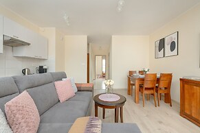 Spacious Apartment Poznań by Renters