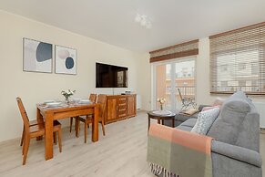 Spacious Apartment Poznań by Renters