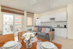Spacious Apartment Poznań by Renters