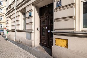 Bright Apartment Poznań by Renters