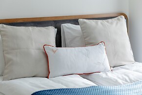 Bright Apartment Poznań by Renters