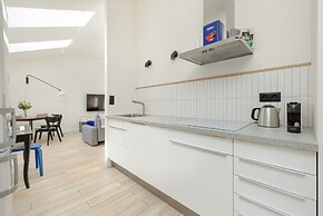 Bright Apartment Poznań by Renters