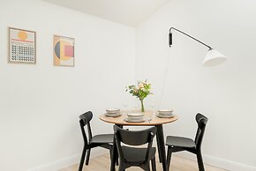 Bright Apartment Poznań by Renters