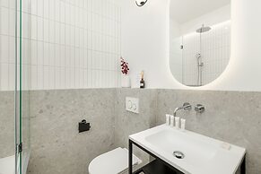 Bright Apartment Poznań by Renters