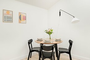 Bright Apartment Poznań by Renters