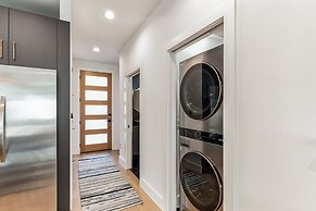 Chic Austin Getaway Brand New w/ Rooftop Patio!