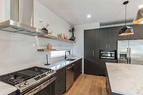 Chic Austin Getaway Brand New w/ Rooftop Patio!