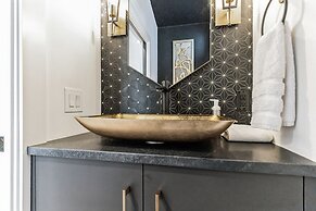 Chic Austin Getaway Brand New w/ Rooftop Patio!