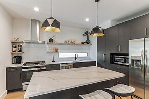 Chic Austin Getaway Brand New w/ Rooftop Patio!