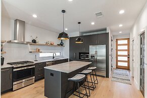Chic Austin Getaway Brand New w/ Rooftop Patio!