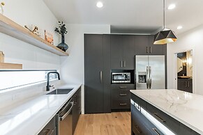 Chic Austin Getaway Brand New w/ Rooftop Patio!