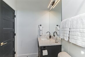 Chic Austin Getaway Brand New w/ Rooftop Patio!