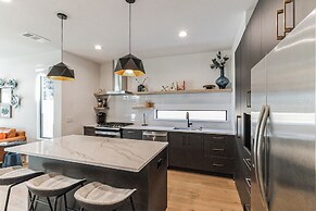 Chic Austin Getaway Brand New w/ Rooftop Patio!