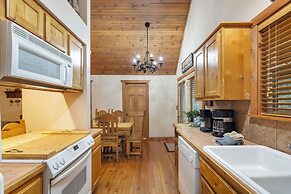 Simons Treetop Cabin 2 BDR in Popular Resort!