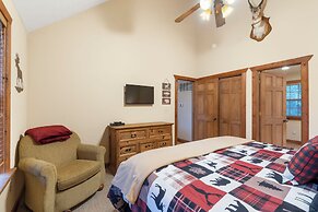 Simons Treetop Cabin 2 BDR in Popular Resort!