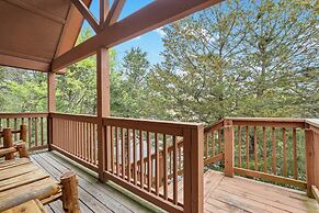 Simons Treetop Cabin 2 BDR in Popular Resort!