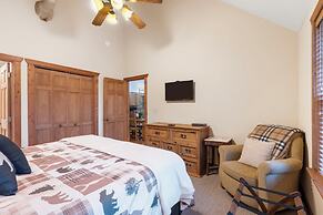 Simons Treetop Cabin 2 BDR in Popular Resort!