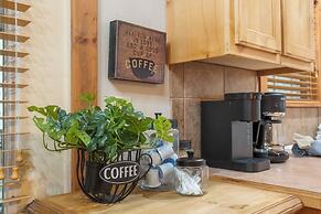 Simons Treetop Cabin 2 BDR in Popular Resort!