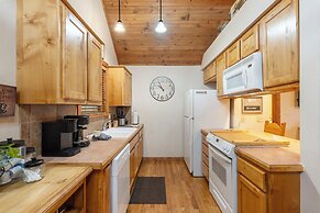 Simons Treetop Cabin 2 BDR in Popular Resort!