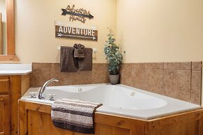 Simons Treetop Cabin 2 BDR in Popular Resort!