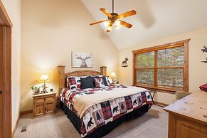 Simons Treetop Cabin 2 BDR in Popular Resort!