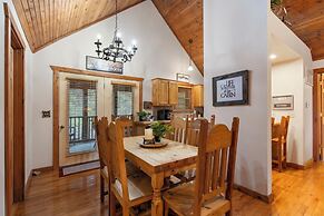 Simons Treetop Cabin 2 BDR in Popular Resort!