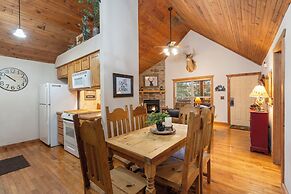 Simons Treetop Cabin 2 BDR in Popular Resort!