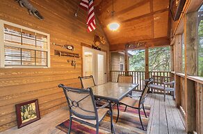 Simons Treetop Cabin 2 BDR in Popular Resort!