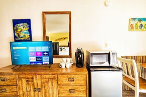 Buoyant Place Hang Out 2 Private Studio Homes!