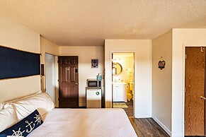 Buoyant Place Hang Out 2 Private Studio Homes!