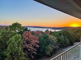 Sunset Daydream Elegant Condo on Table Rock!